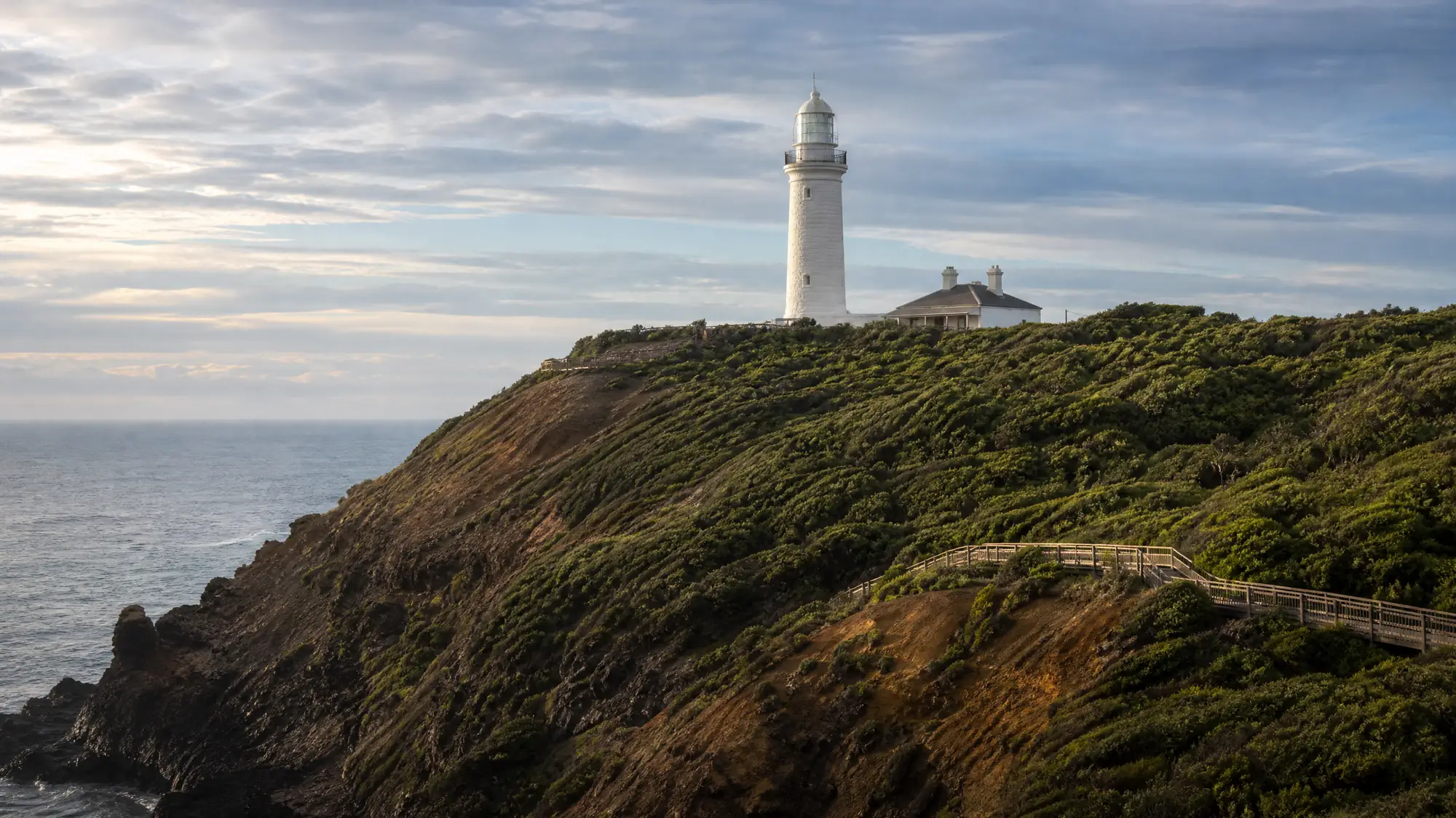 Visita este faro de piedra caliza de 1859 en la península de Mornington. Recorre las pasarelas costeras gratuitas o únete a una visita guiada para subir a la torre de 21 metros.